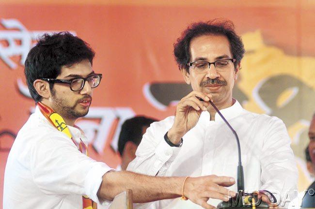 Aaditya Thackeray addresses party workers at the Yuva Sena’s first state convention in Alibaug in Raigad district. Pic/Bipin Kokate