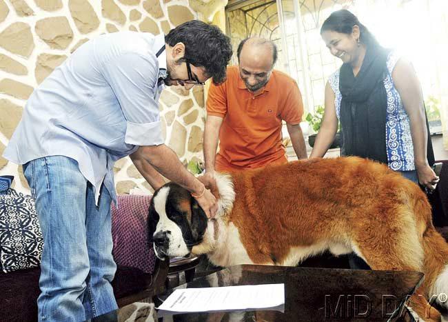 Yuva Sena chief Aaditya Thackeray visited Dr Neeraj Hatekar’s home and lent his support. Pic/Nimesh Dave