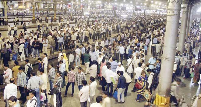 People waiting for trains at CST after a flash strike by motormen. Pic/Emmanual Karbhari