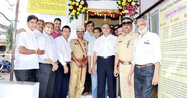 DCP Dattatray Karale (in uniform, with stick) and Senior PI Ajendra Thakur (second from right) with members of local associations after the inauguration of the surveillance system