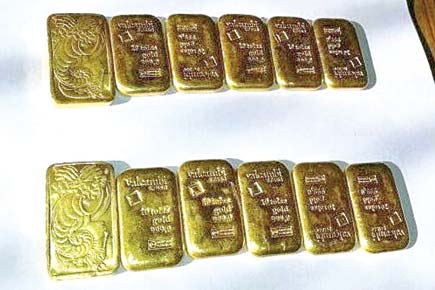 Man caught smuggling Rs 26 lakh gold in talcum powder cases