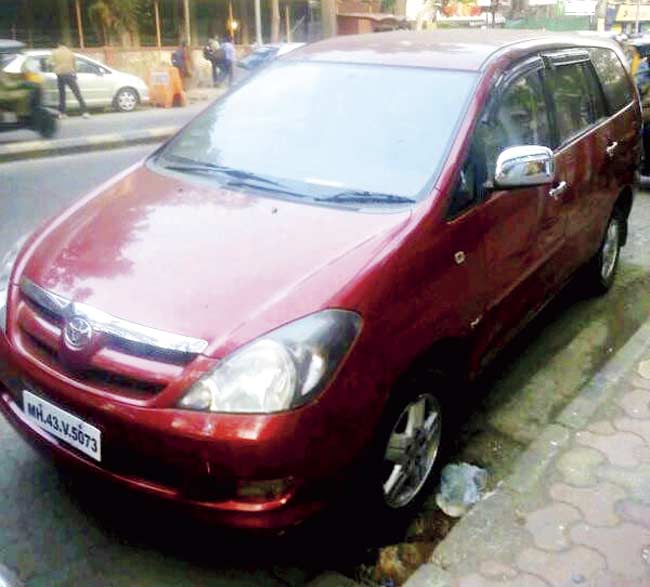 The two accused, Umesh Jaiswal and Krishna Singh and the Innova that was stolen from Bandra