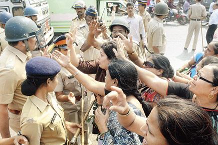 Ministers gun for Raj Thackeray, back toll collection