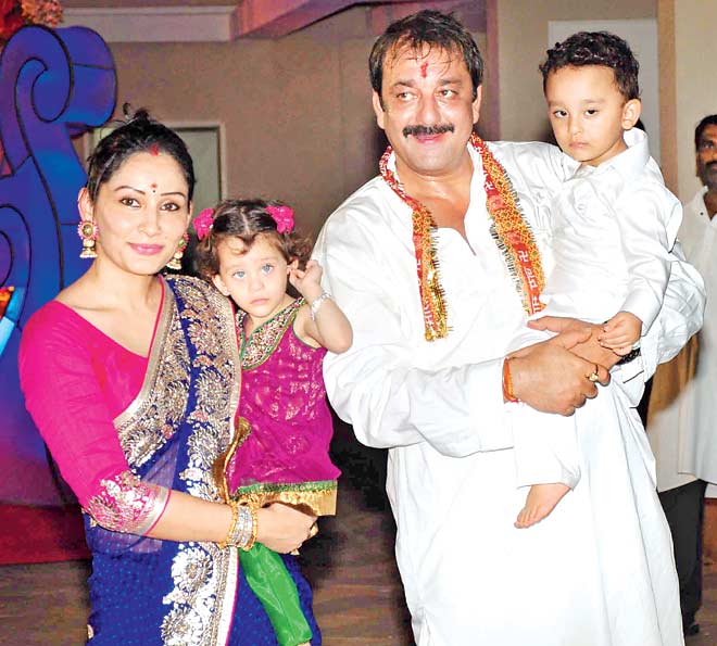 Maanayata, Sanjay Dutt with kids Iqra and Shahraan  