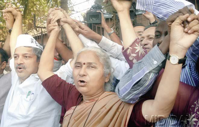Medha Patkar with AAP leader Mayank Gandhi after she pledged support to the new party. Pic/Shadab Khan
