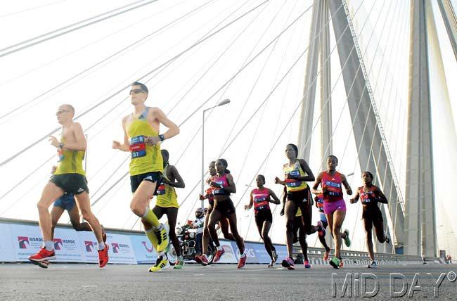 Runners eat up the Sea Link with their strides. Pic/Sayed Sameer Abedi