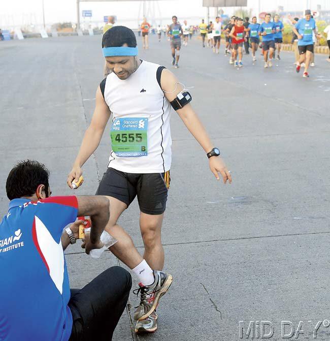 A runner seeks medical treatment for his knee during the run. The number of people taken to hospital this year doubled as compared to last year. Pics/Sayed Sameer Abedi, Shadab Khan