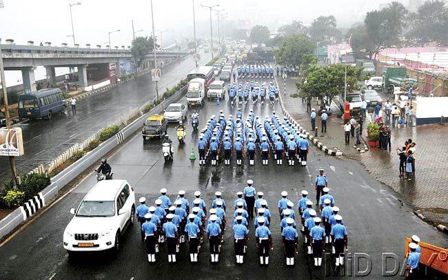 As officers rehearsed for their procession yesterday, traffic moved at a snail’s pace. Pic/Bipin Kokate