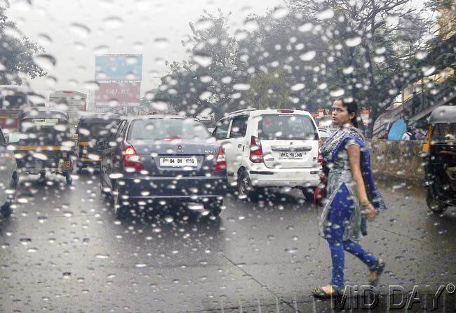Mumbai witnessed a drop in temperature with fog and slight rainfall on Tuesday morning. Pic/Suresh KK