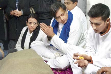 Shashi Tharoor urges speedy inquiry into wife Sunanda's death, gives statement before SDM