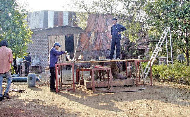 Artists work on the statue at Sharad Kapuskar’s studio, which is 40 km away from Pune city. Pic/Mohan Patil