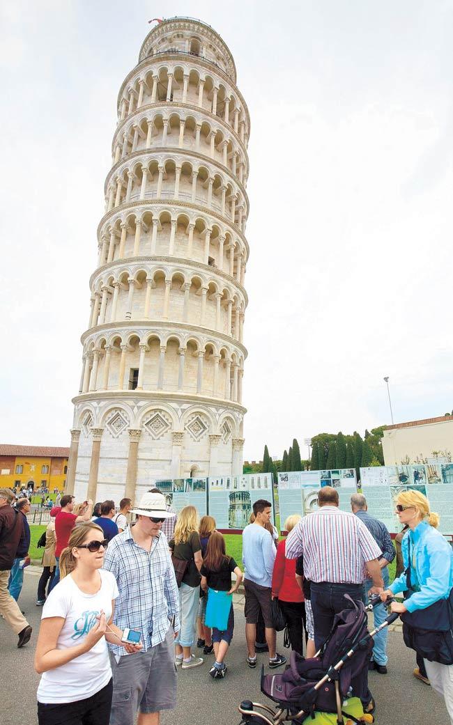 Tourists throng the Leaning Tower of Pisa in Rome 