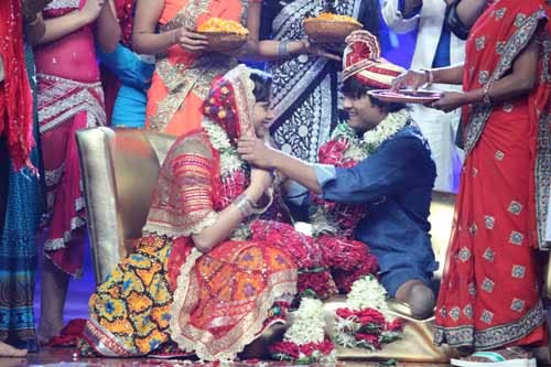 Vinod and Raksha get married on 
