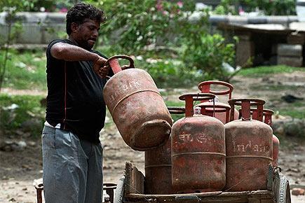 Rahul proposes, Moily deposes: Cap on subsidised LPG cylinders raised to 12