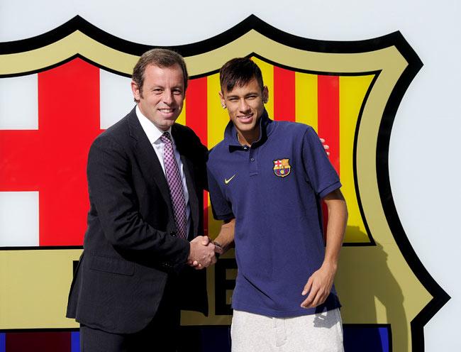 Neymar Jr (R) posing with Barcelona