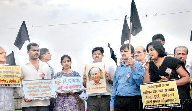 Protesters, including Dr Narendra Dabholkar’s daughter Mukta (second from left) and son Hameed (third from left), demand a swift probe