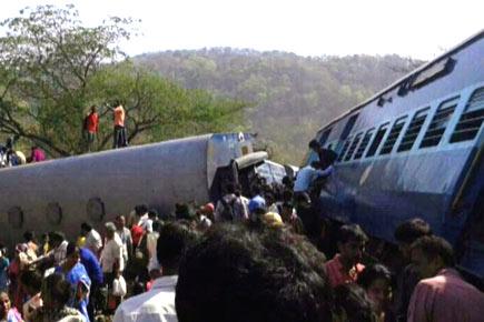 9 passengers killed and 30 injured in Maharashtra train derailment