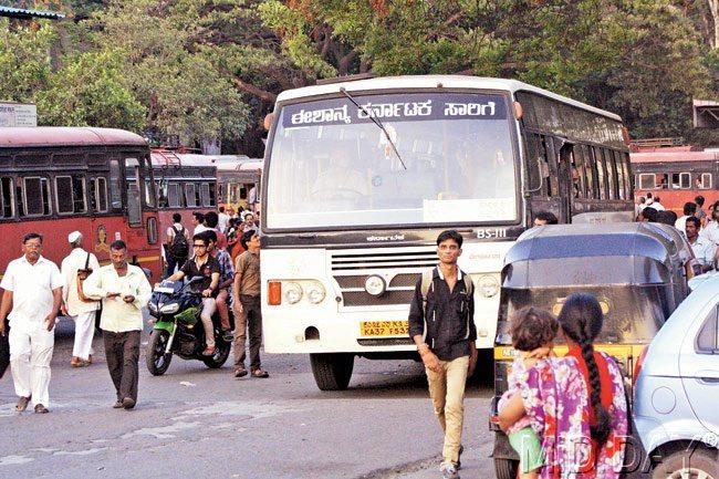 Space crunch: Many KSRTC buses halt on the side of the road from 6 pm to midnight every day, which affects the movement of ST buses that operate from the Swargate depot. Pic/Mohan Patil
