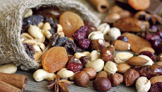 Eat dry fruits such as figs, peanuts, black raisins every two hours to not feel tired 