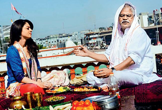 Sandeepa Dhar with co-actor Sanjay Mishra