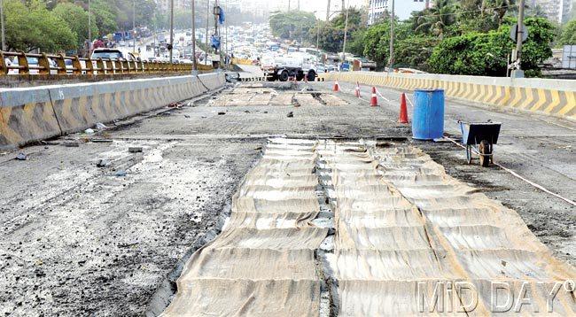 Authorities confessed that they already knew they wouldn’t be able to meet the deadline. This means motorists will have to face traffic jams as rains hit the city. Pic/Nimesh Dave