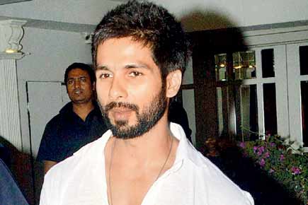 Spotted: Stand-alone Shahid Kapoor outside a restobar