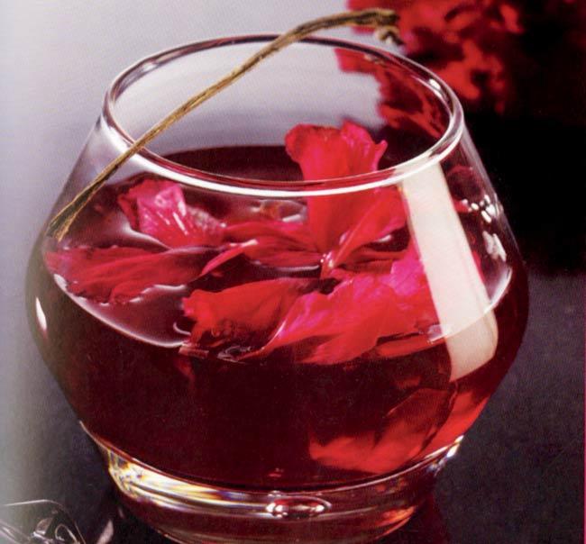 Hibiscus and Vanilla Daiquiri is made using rum, vanilla syrup, hibiscus tea and lemon
