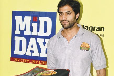 Akshay Oberoi delivers horror pizza at mid-day office