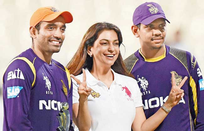 KKR co-owner and actress Juhi Chawla with his players Robin Uthappa, the IPL-7 highest run-scorer, and Sunil Narine (r), the highest wicket-taker in the T20 tournament so far, after win over RCB yesterday. Pic/PTI