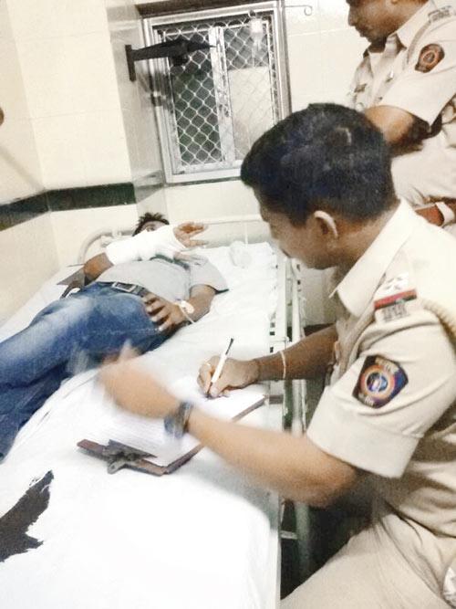 One of the journalists speaking to the police while undergoing treatment at Rajawadi Hospital