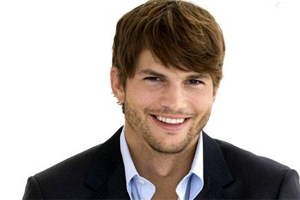 Ashton Kutcher stocks up on ice cream for pregnant fiancee