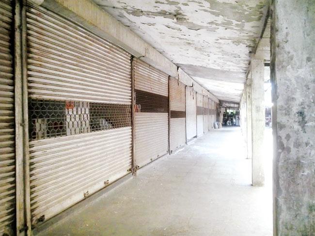 Most shops at APMC market, Vashi were closed due to the strike