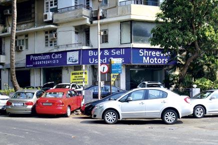 Car showroom spills over footpath in Marine Lines, pedestrians forced to take road