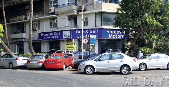 The second hand car dealer has parked vehicles on the footpath, leaving no space for people to walk. Pic/Prashant Waydande