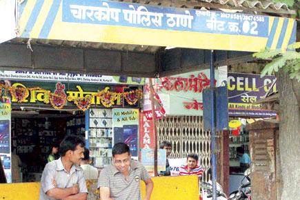 Burglars raid 2 mobile shops in Kandivli, few metres from police chowky