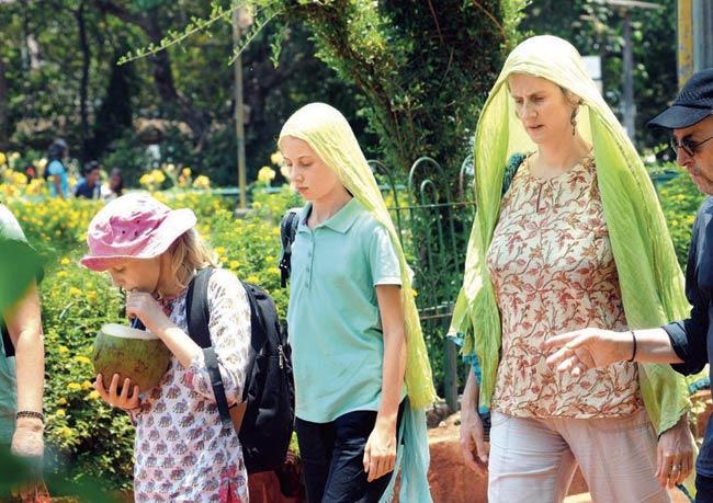 Foreign tourists wear Indian attire as they visit Hanging Garden. Pic/Bipin Kokate