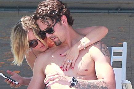 Kaley Cuoco get cozy with husband by the beach