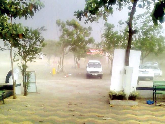 Khopoli witnessed dust storm and rainfall on Wednesday afternoon