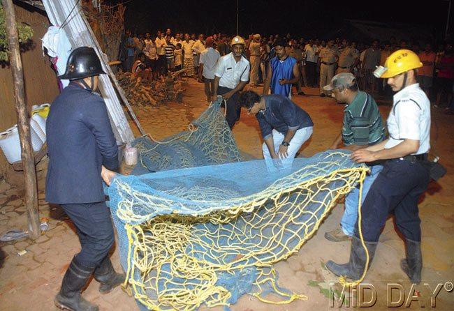 The rescue officials used a net to cordon off the area where the leopard was hiding. Pics/ Pradeep Dhivar