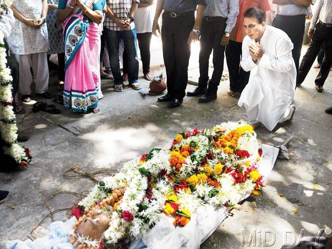 Sunil Gavaskar pays his last respects to maternal uncle Madhav Mantri