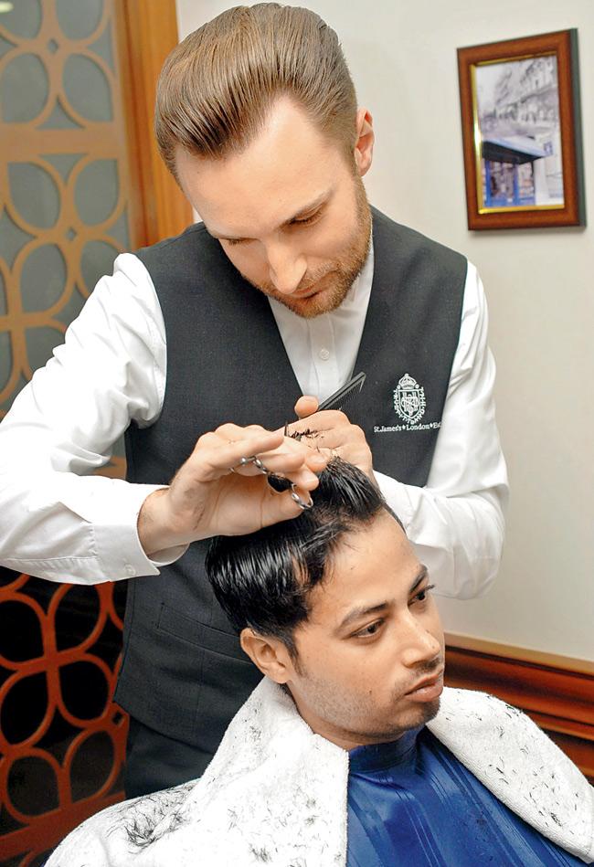 Master barber Thom Robins at work. Pic/Sameer Markande