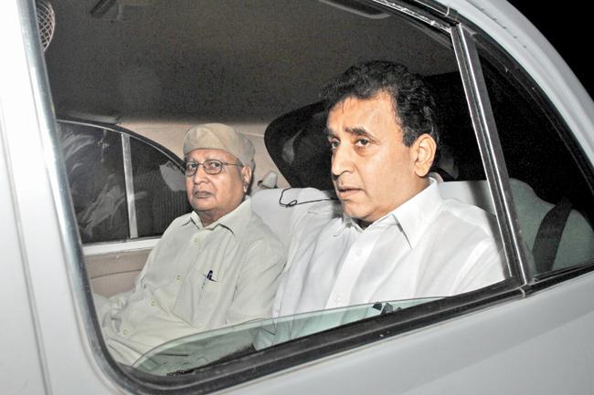 Minister of Food and Supply Anil Deshmukh (right