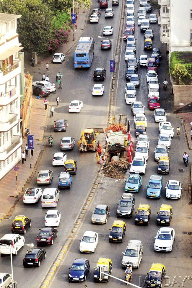 After barricades were put up, a traffic jam was seen on the arterial road. Pic/Bipin Kokate