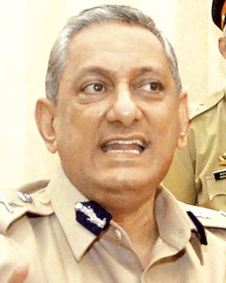 Commissioner of Police Rakesh Maria (left) has issued strict orders to senior-level police officers to curb bribery cases in the police department, or face the music when cops are caught in the act