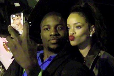  Rihanna lets fan click selfie with her