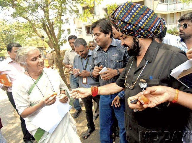 BJP MLA Sardar Tara Singh offers a laddoo to Aam Aadmi Party leader Medha Patkar at a counting centre in Vikhroli (West). An AAP leader said Patkar could be the party’s face for the coming assembly polls. Pic/Sameer Markande