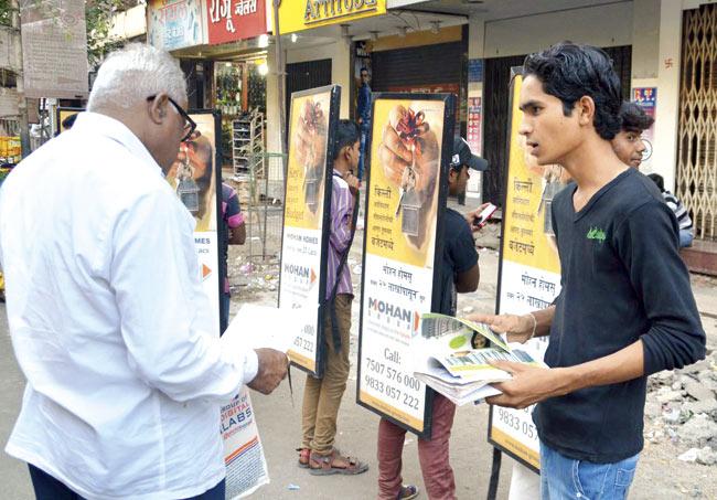 Customers who get intrigued by the ‘walking advertisements’, are asked for their contact details. Pic/Shrikant Khuperkar