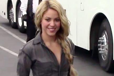 Shakira mobbed by fans