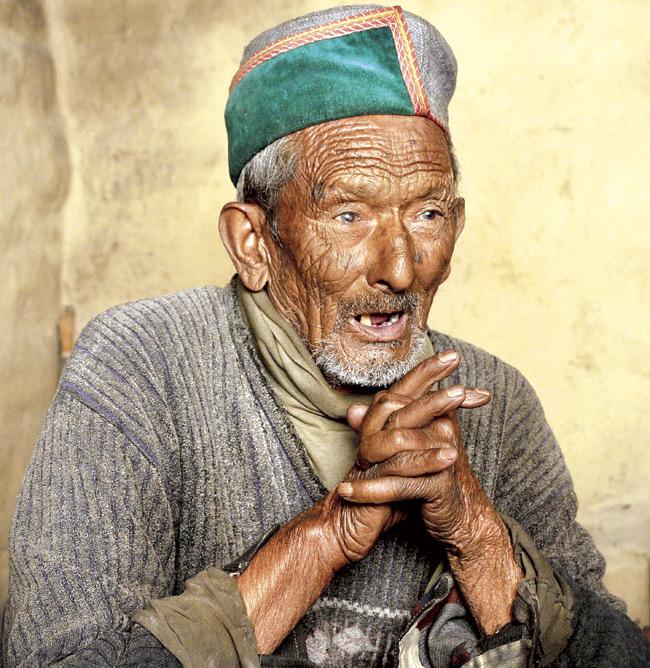 Shyam Saran Negi became the first voter of the country when elections were held for the first time in the country on October 25, 1951 in Kinnaur. Pic/AFP