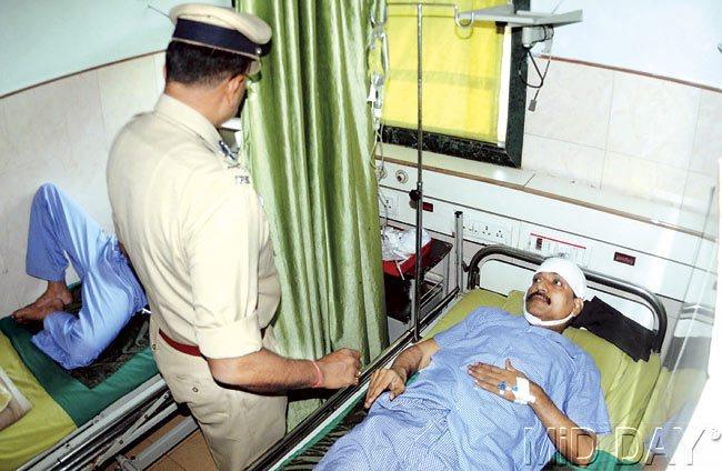 Constable Vishwas Walawalkar narrates his ordeal to his superior at the Prakruti Hospital in Kalwa. Pic/Sameer Markande